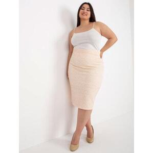Fashionhunters Broskvová elegantní sukně větší velikosti Velikost: 46