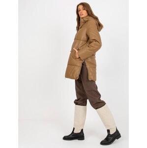 Fashionhunters Camel zimní bunda z ekokůže s prošíváním Velikost: L