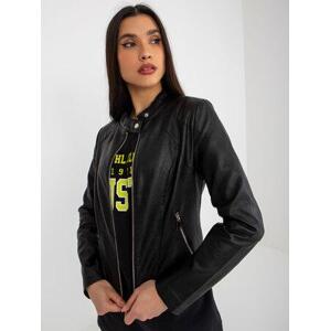 Fashionhunters Černá motorkářská bunda z umělé kůže s kapsami Velikost: M