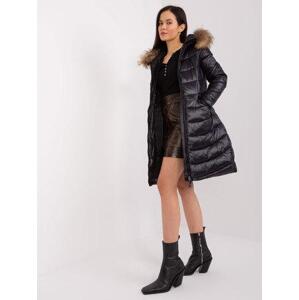 Fashionhunters Černá prošívaná zimní bunda s kožíškem Velikost: S