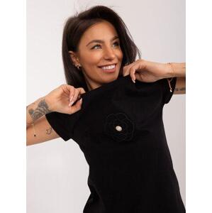 Fashionhunters Černé dámské tričko s nášivkou BASIC FEEL GOOD Velikost: S/M