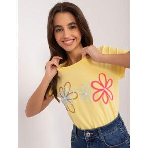 Fashionhunters Žluté tričko s květinovou aplikací BASIC FEEL GOOD Velikost: L / XL