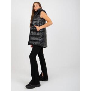 Fashionhunters Černá lakovaná péřová vesta s kapucí.Velikost: XL